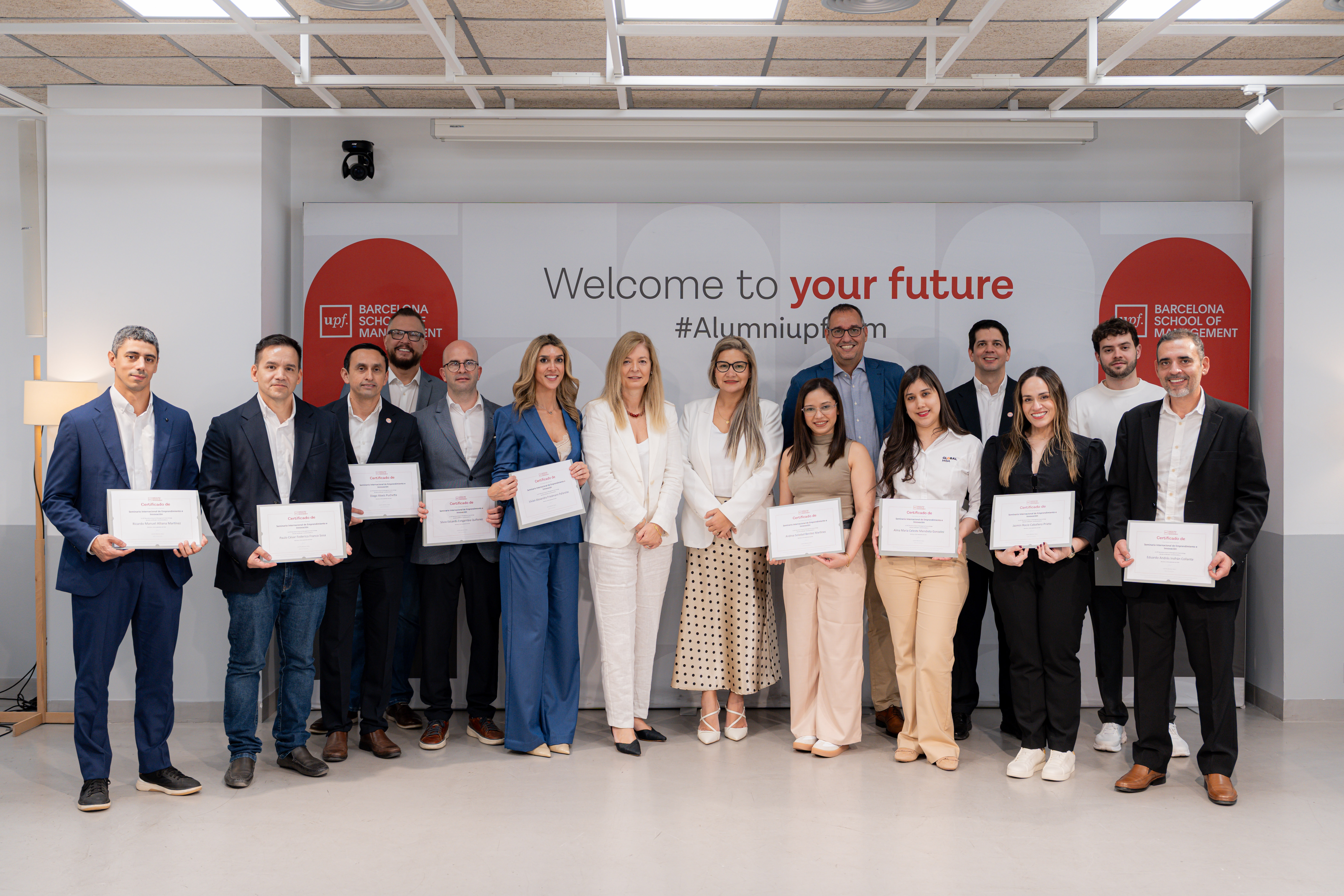 Participantes del Global MBA con sus certificados en la UPF Barcelona School of Management
